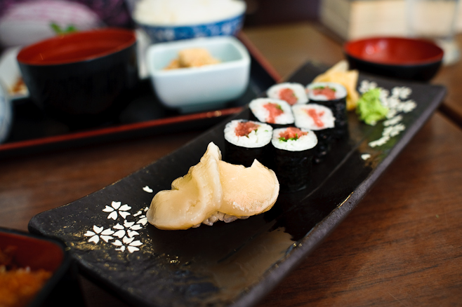Kiraku: Scallop and tuna sushi