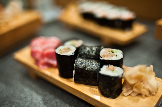Sushi Hiro: Scallop pieces roll