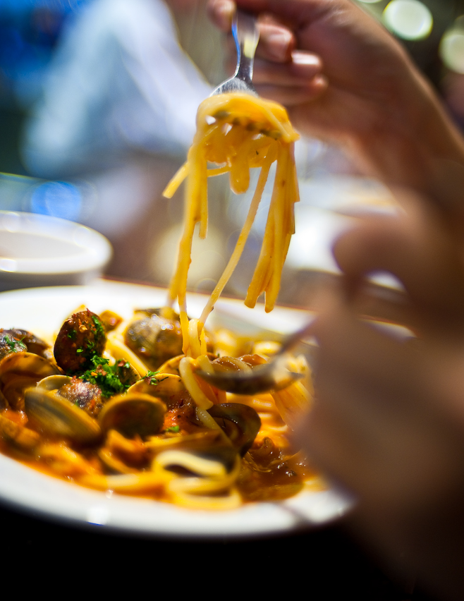 La trattoria: Clam Linguine with Tomato sauce and white wine